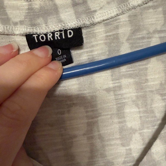 Torrid White and Gray Tie-Dye Button-Down Shirt - Picture 4 of 4